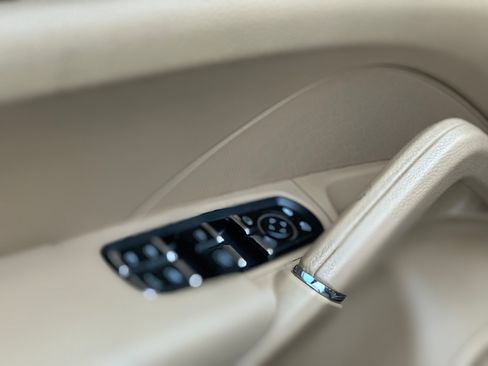 Used 2016 Porsche Cayenne image 16