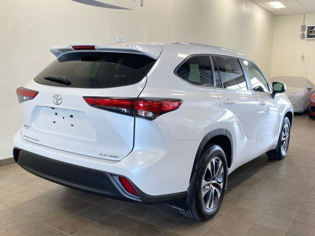 Used 2023 Toyota Highlander XLE AWD/4WD image 8