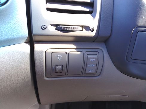 Used 2012 Kia Sedona LX image 22