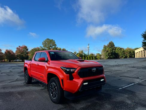 Used 2024 Toyota Tacoma TRD Sport image 2