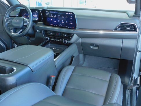 Used 2025 Chevrolet Suburban 4WD Z71 image 5