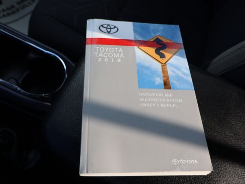 Used 2018 Toyota Tacoma TRD Sport image 33