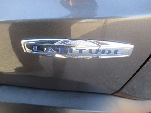 Used 2017 Jeep Renegade Latitude image 11