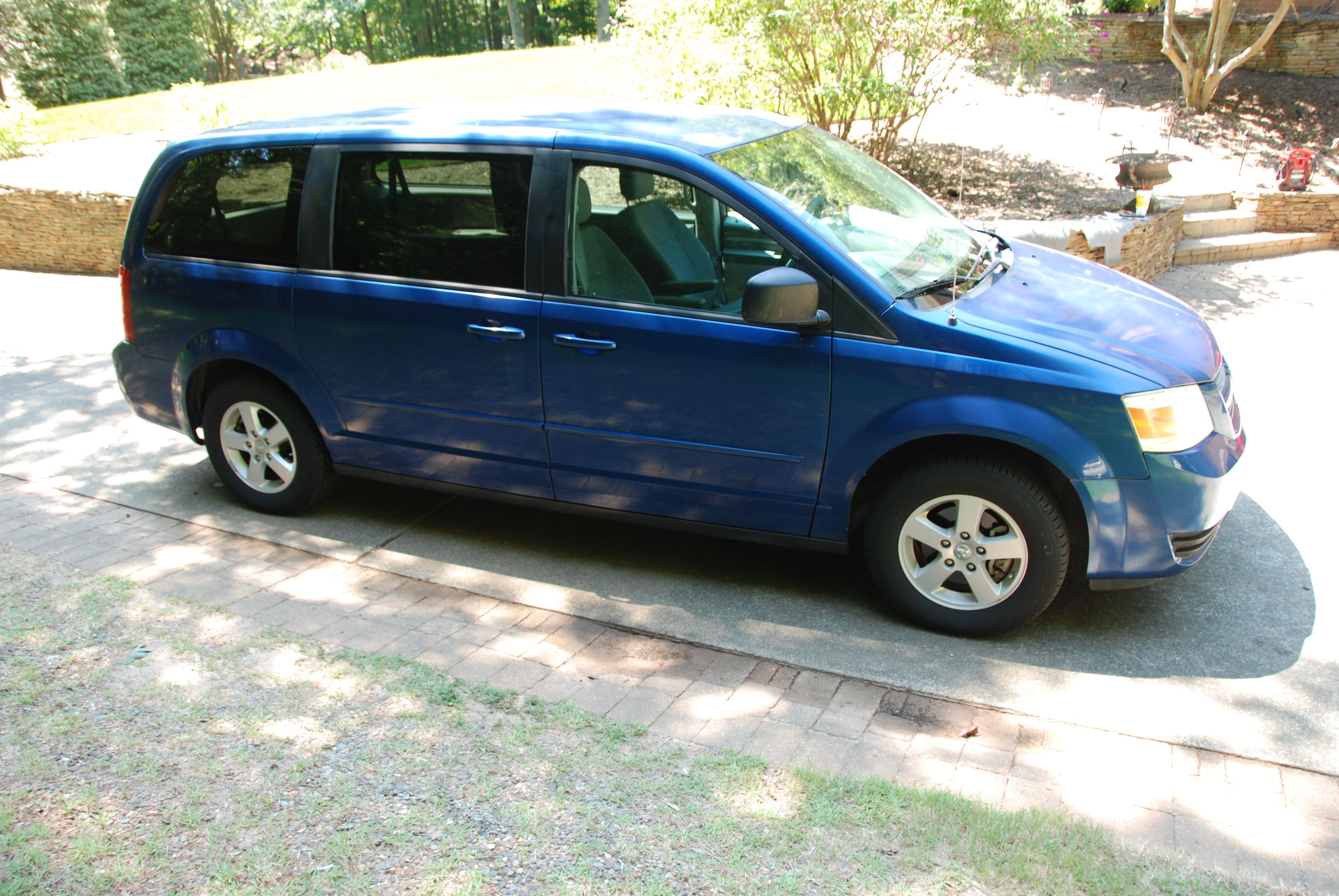 Used 2010 Dodge Grand Caravan SE FWD image 1