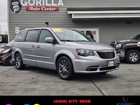 Used 2015 Chrysler Town & Country S image 1