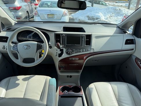 Used 2011 Toyota Sienna XLE image 17