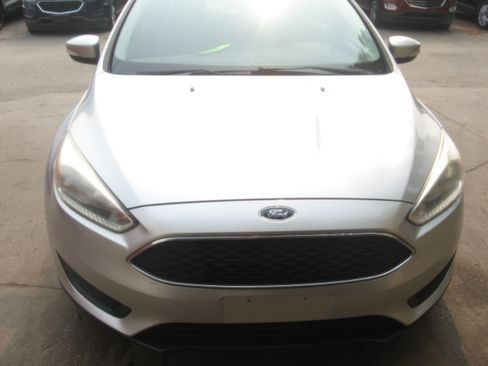Used 2017 Ford Focus SE Sedan FWD image 2