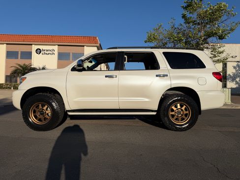 Used 2014 Toyota Sequoia Platinum image 2