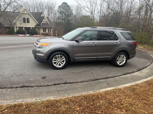 Used 2014 Ford Explorer XLT image 8