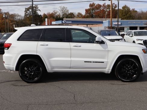 Used 2019 Jeep Grand Cherokee Altitude image 8