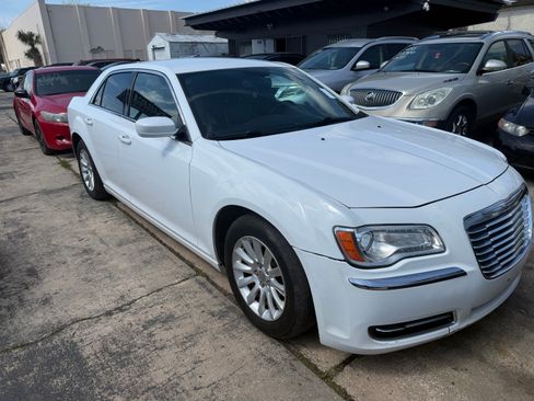Used 2014 Chrysler 300 image 2