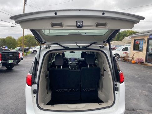 Used 2018 Chrysler Pacifica Limited image 17