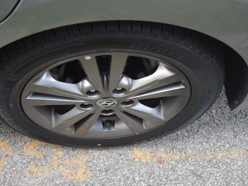 Used 2017 Hyundai Elantra SE FWD image 23