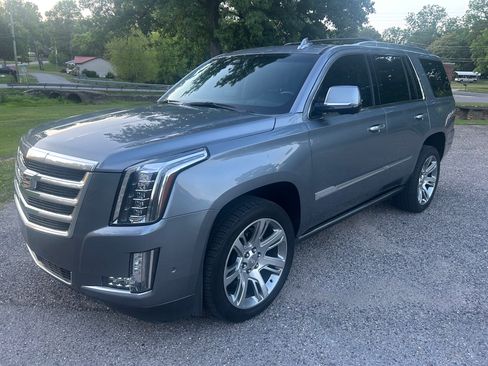 Used 2018 Cadillac Escalade 4WD Premium Luxury image 2