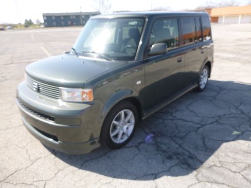 Used 2005 Scion xB image 2