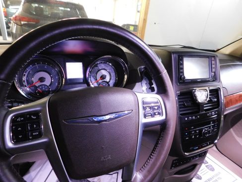 Used 2011 Chrysler Town & Country Limited image 4