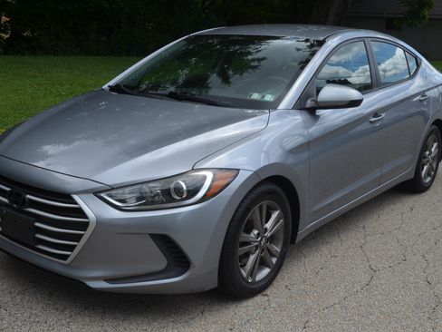 Used 2017 Hyundai Elantra SE FWD image 2