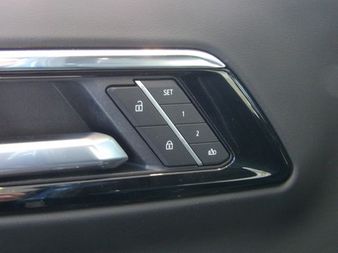 Used 2025 Chevrolet Suburban 2WD Premier image 16