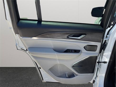 Used 2022 Jeep Grand Cherokee Overland image 43