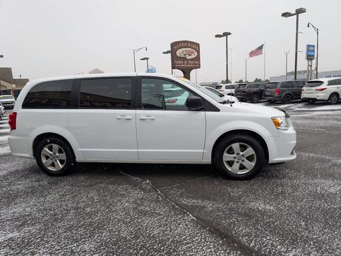 Used 2018 Dodge Grand Caravan SE image 3
