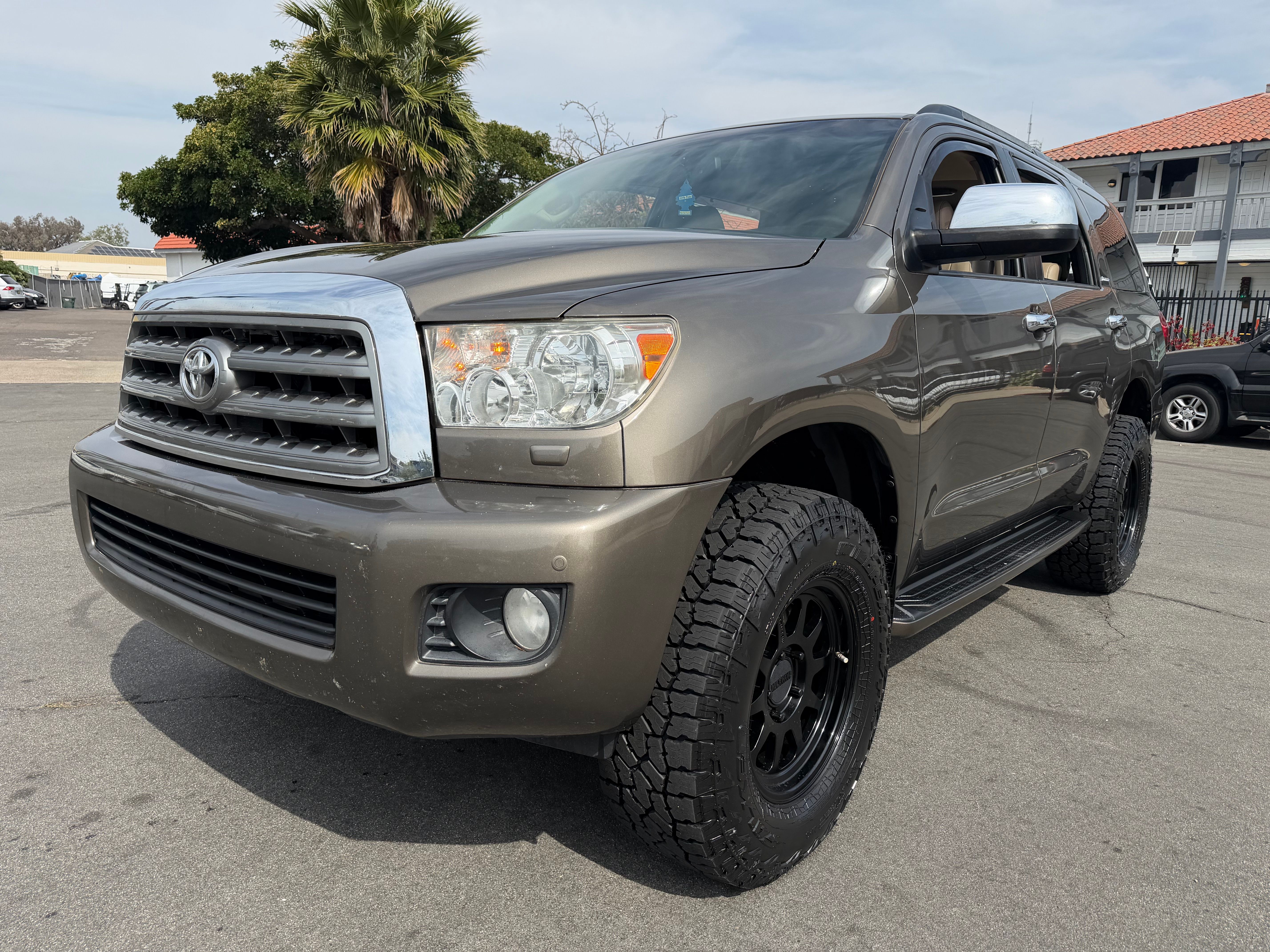 Used 2017 Toyota Sequoia Limited AWD/4WD image 4