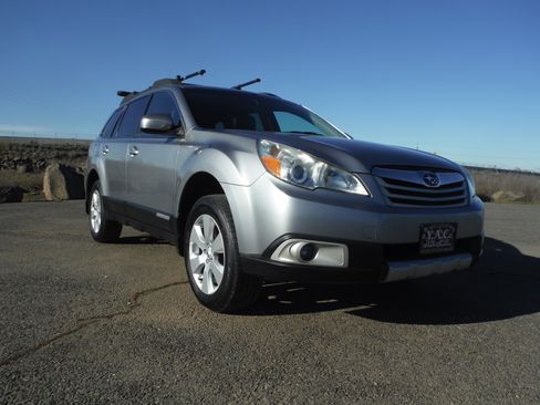 Used 2011 Subaru Outback 2.5i Limited image 1