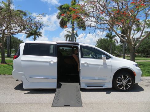 Used 2022 Chrysler Pacifica Pinnacle FWD image 2