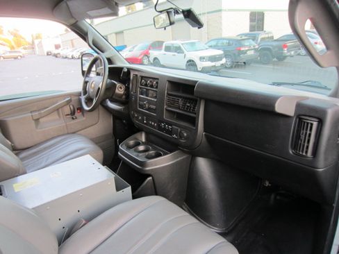 Used 2018 Chevrolet Express 2500 LT image 3