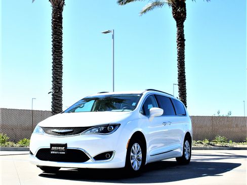 Used 2017 Chrysler Pacifica Touring-L image 7