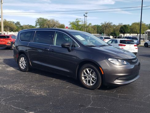 Used 2023 Chrysler Voyager LX image 7
