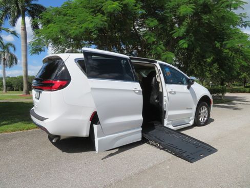 Used 2024 Chrysler Pacifica Touring-L FWD image 19