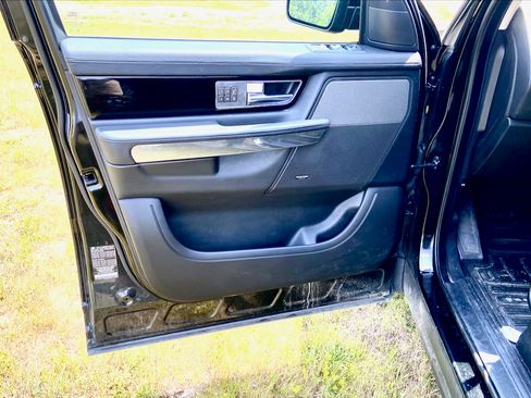 Used 2010 Land Rover Range Rover Sport Supercharged AWD/4WD image 13