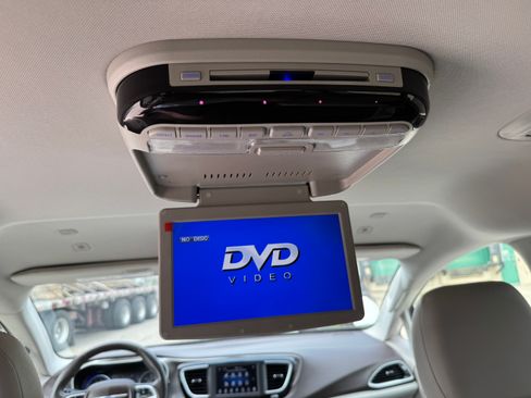 Used 2018 Chrysler Pacifica Touring-L image 14