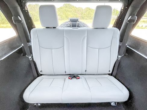 Used 2018 Jeep Wrangler Arctic image 10