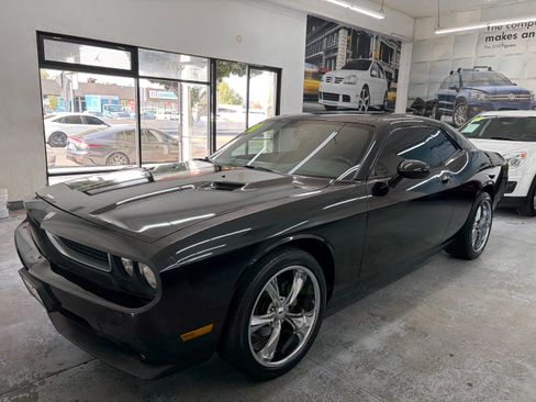 Used 2010 Dodge Challenger SE RWD image 1