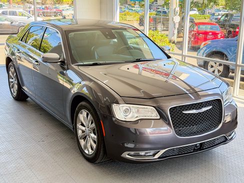 Used 2018 Chrysler 300 Limited AWD image 1