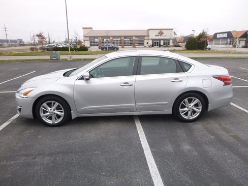 Used 2015 Nissan Altima 2.5 SV image 1