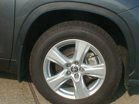 Used 2023 Toyota Highlander image 9