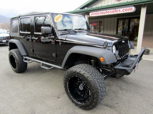 Used 2018 Jeep Wrangler Unlimited Sport image 2