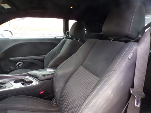 Used 2016 Dodge Challenger SXT image 6