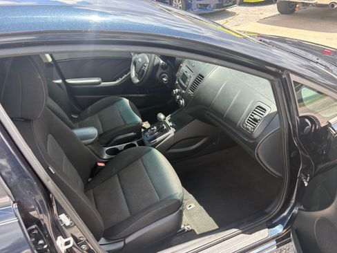 Used 2017 Kia Forte LX Hatchback FWD image 9