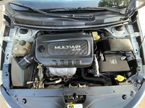 Used 2016 Chrysler 200 Limited image 17