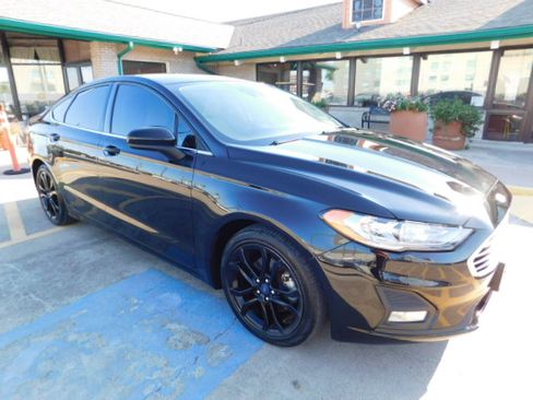 Used 2019 Ford Fusion SE image 2