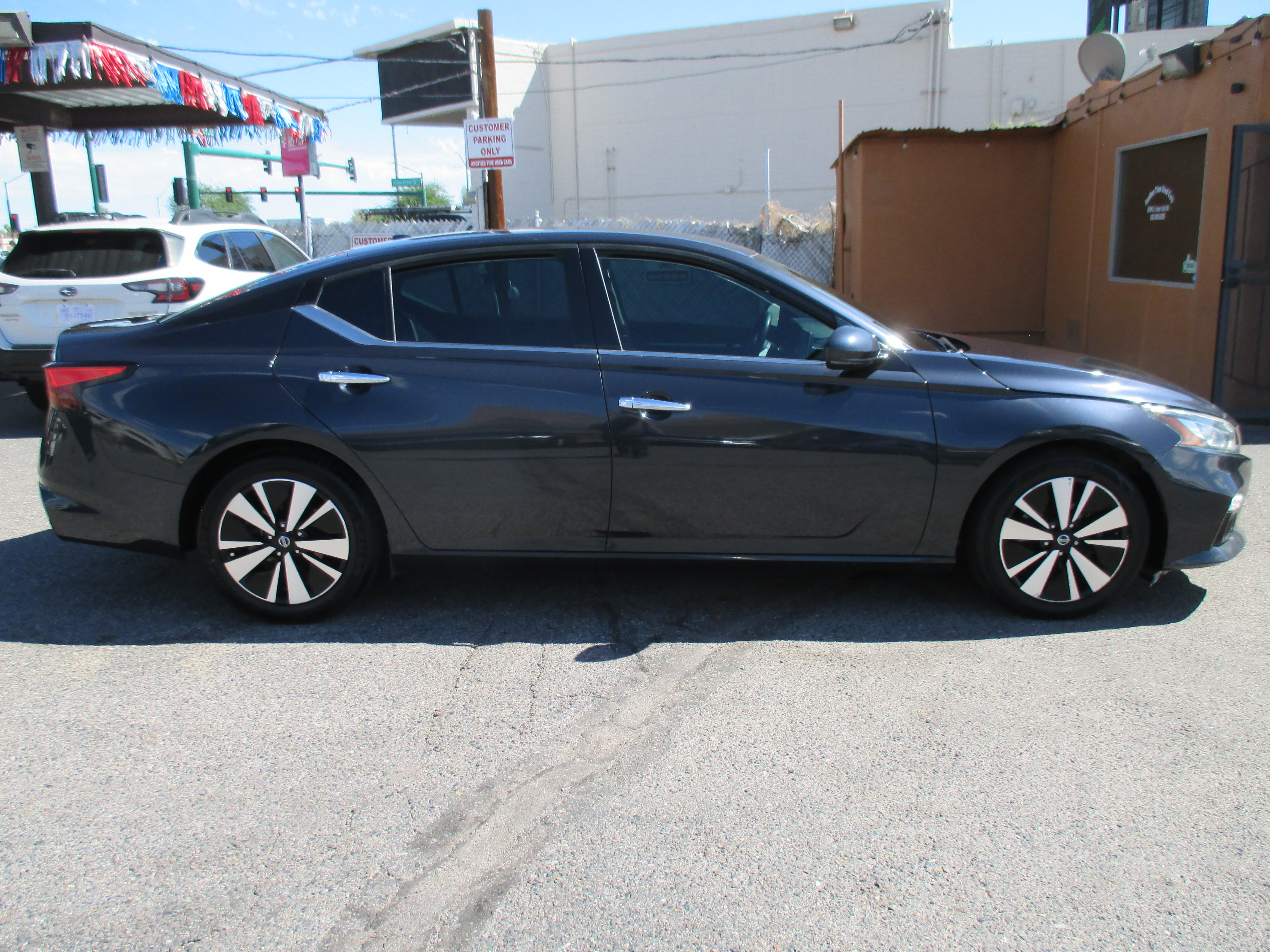 Used 2019 Nissan Altima 2.5 SV Sedan 4D FWD image 2