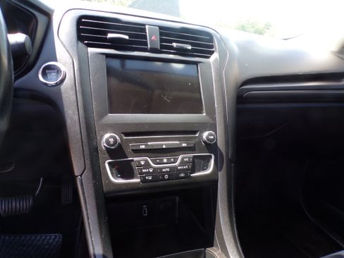 Used 2018 Ford Fusion SE FWD image 12