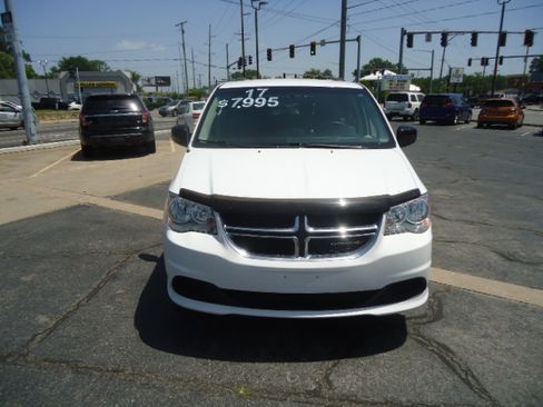 Used 2017 Dodge Grand Caravan SE FWD image 2