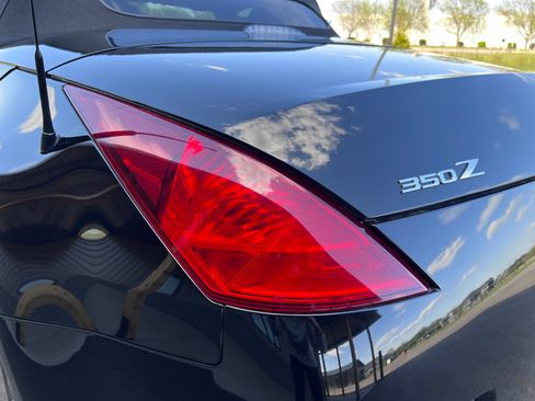 Used 2005 Nissan 350Z RWD image 8