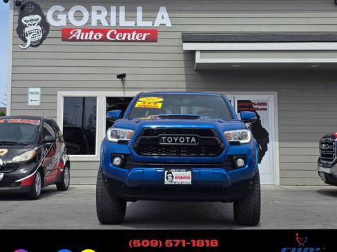 Used 2017 Toyota Tacoma AWD/4WD image 2