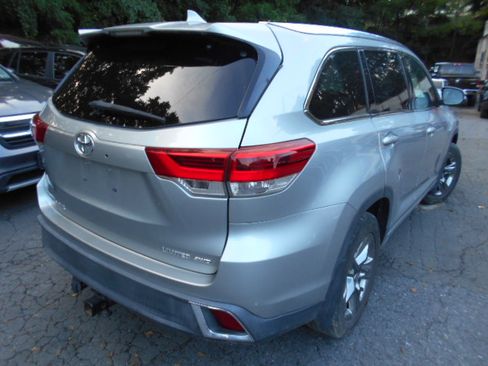 Used 2019 Toyota Highlander AWD V6 image 4