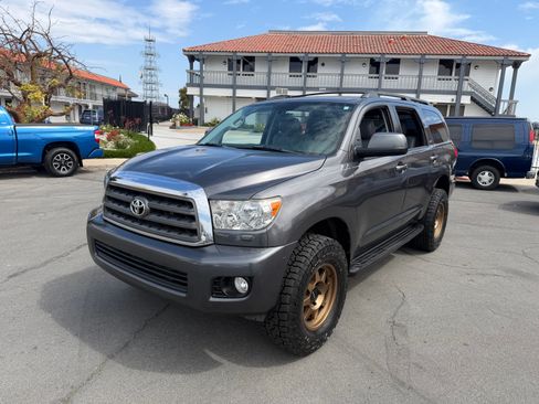 Used 2015 Toyota Sequoia 4WD SR5 image 3